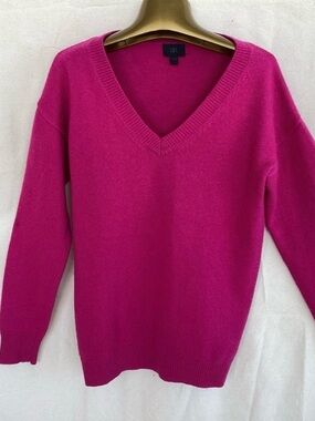 Banana Republic woman’s fuchsia wool cashmere medium sweater